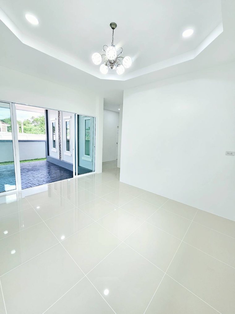 ห้องโถงบ้านเดี่ยว ประตูกระจกบานเลื่อน บ้านหนองเต่าคำ สันทราย