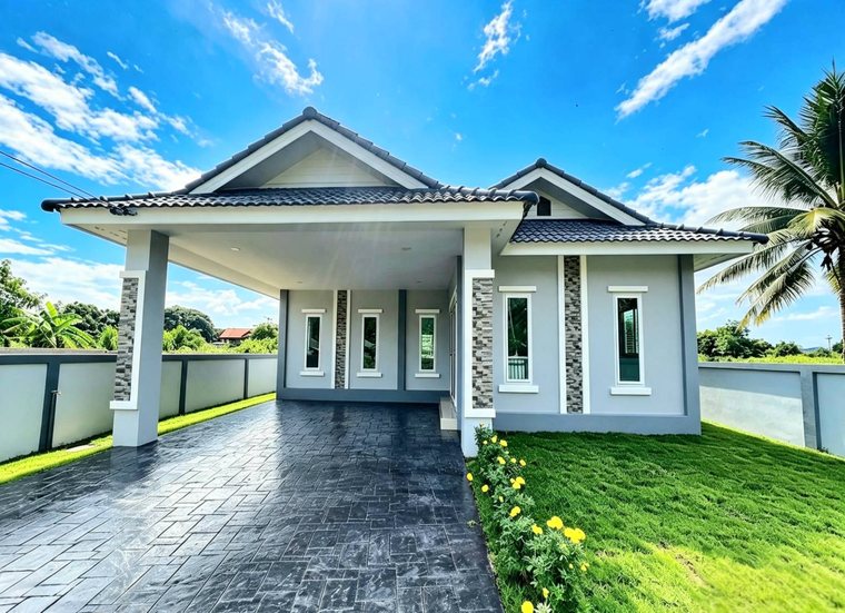 บ้านเดี่ยวชั้นเดียวสีเทา โรงรถหน้าบ้าน สนามหญ้า โครงการบ้านหนองเต่าคำ สันทราย เชียงใหม่